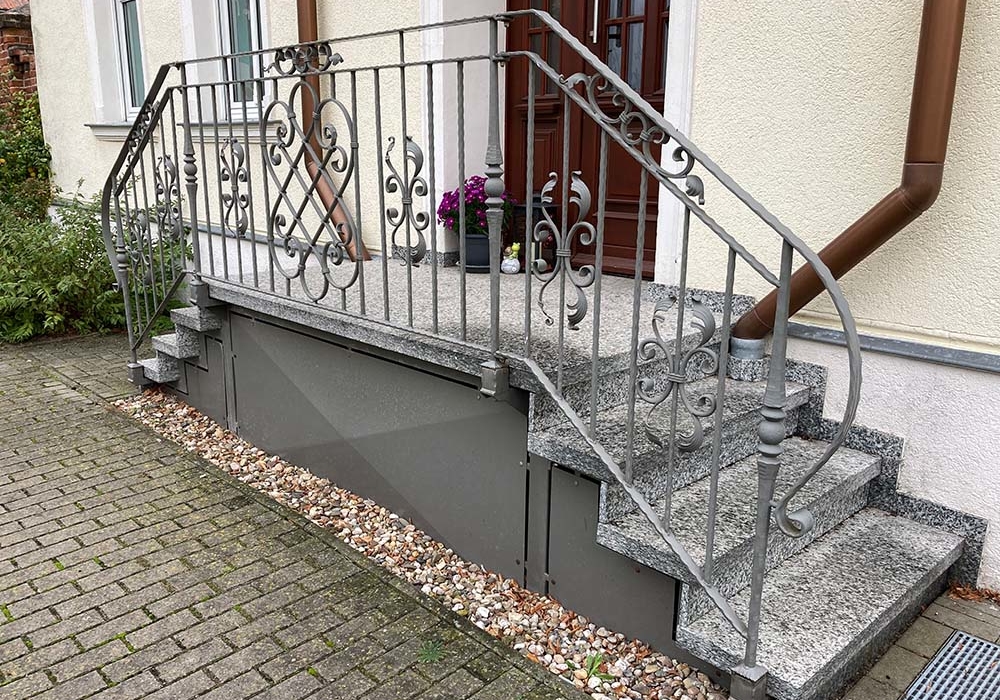Außentreppe Stahlwangen-Podesttreppe beidseitig begehbar Pulverbeschichtet Farbe RAL 7026 Granitgrau mit Schmiedeeisernes Geländer / Zierelemente & Granit Serizzo Trittstufen 60 mm & 20 mm Setzstufen & Fußabstreifer