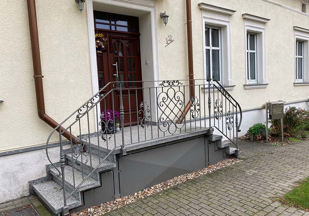Außentreppe Stahlwangen-Podesttreppe beidseitig begehbar Pulverbeschichtet Farbe RAL 7026 Granitgrau mit Schmiedeeisernes Geländer / Zierelemente & Granit Serizzo Trittstufen 60 mm & 20 mm Setzstufen & Fußabstreifer