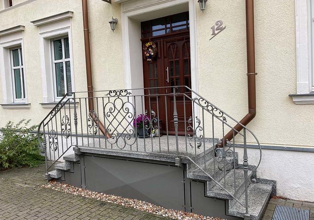 Außentreppe Stahlwangen-Podesttreppe beidseitig begehbar Pulverbeschichtet Farbe RAL 7026 Granitgrau mit Schmiedeeisernes Geländer / Zierelemente & Granit Serizzo Trittstufen 60 mm & 20 mm Setzstufen & Fußabstreifer