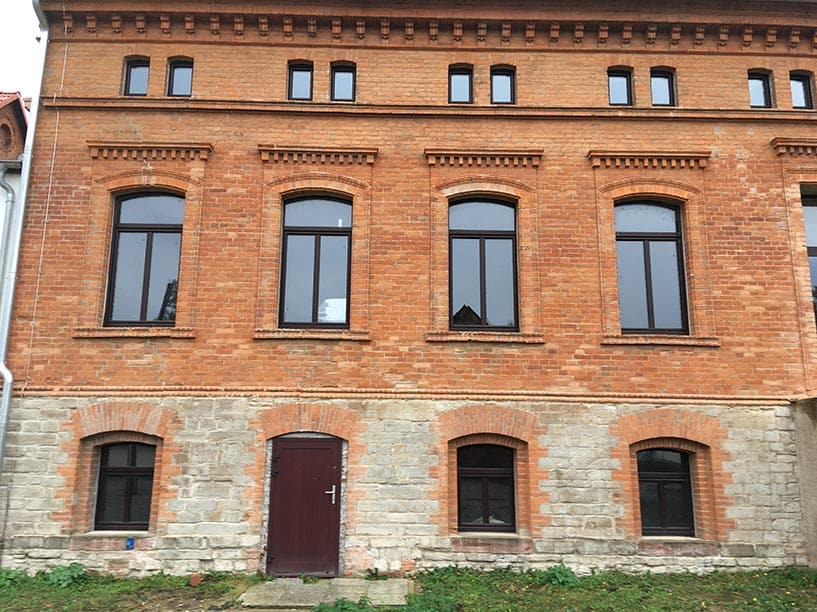 Kunststofffenster Mahagoni 1-Flügelig mit Glasteilender Sprosse & Oberlicht Festverglasung als Stichbogen Fenster & Kunststofffenster Mahagoni 1-Flügelig - 2 & 3-Fach Verglasung