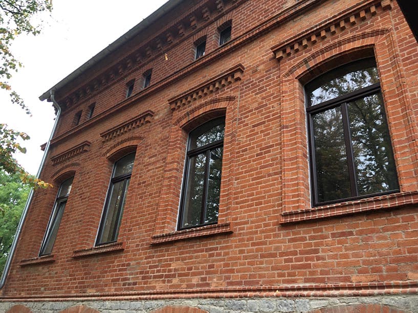 Kunststofffenster Mahagoni 1-Flügelig mit Glasteilender Sprosse & Oberlicht Festverglasung als Stichbogen Fenster 2 & 3-Fach Verglasung