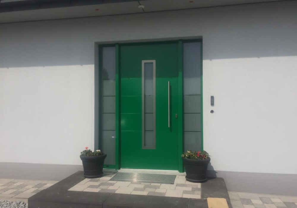 Aluminium Haustür 1-Flügelig 3 Kammer System mit Seitenteilen Links & Rechts & Statik Lisene & Haustürfüllung Rodenberg 6560-72 Flügelüberdenkend & Verglasung G-1150 Sandstrahl Fläche gestrahlt 4 Klare Streifen Horizontal & Farbe RAL 6029 Minzgrün & Edelstahl Stoßgriff 9024-13