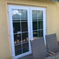 Kunststoff Haustür 2-Flügelig Farbe Weiß mit zwei-teiligen Haustür Bänder beidseitig zu öffnen & 18 mm Sprossen je 8 Felder