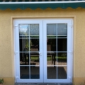 Kunststoff Haustür 2-Flügelig Farbe Weiß mit zwei-teiligen Haustür Bänder beidseitig zu öffnen & 18 mm Sprossen je 8 Felder