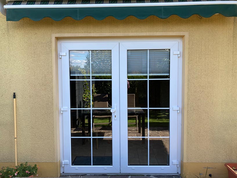 Kunststoff Haustür 2-Flügelig Farbe Weiß mit zwei-teiligen Haustür Bänder beidseitig zu öffnen & 18 mm Sprossen je 8 Felder für Geschäfte & Ladenlokale oder Gewerbe
