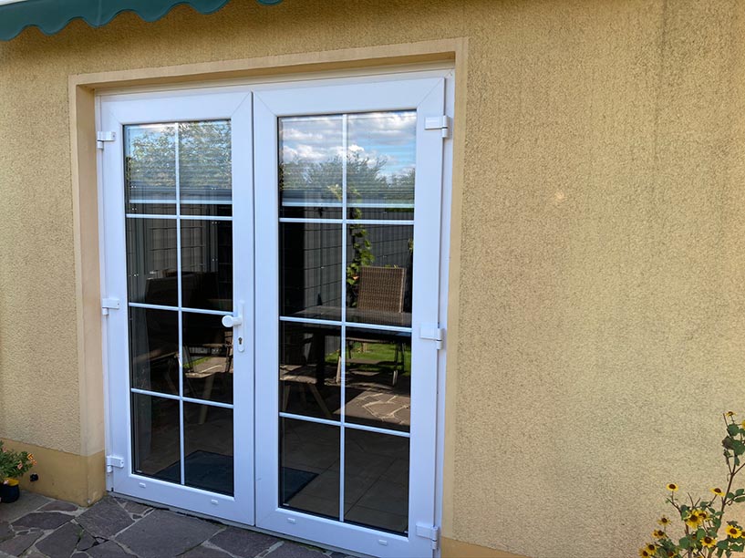 Kunststoff Haustür 2-Flügelig Farbe Weiß mit zwei-teiligen Haustür Bänder beidseitig zu öffnen & 18 mm Sprossen je 8 Felder für Geschäfte & Ladenlokale oder Gewerbe