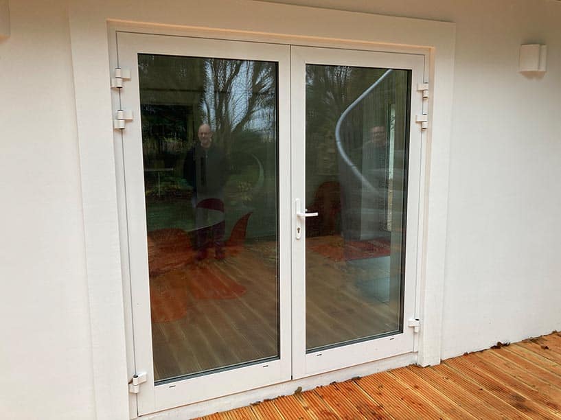Aluminium Haustür 2-Flügelig Farbe Weiß mit zwei-teiligen Haustür Bänder beidseitig zu öffnen für Geschäfte & Ladenlokale oder Gewerbe