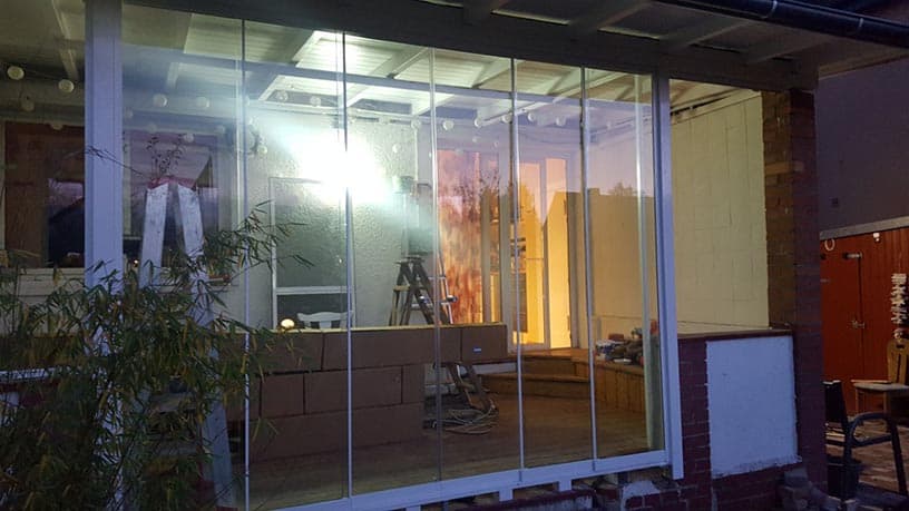 Ganzglas Schiebetür / Schiebewand Weiß nach beiden Seiten öffnend & Bürstendichtung & Seitenteile als Festverglasungen Links & Rechts