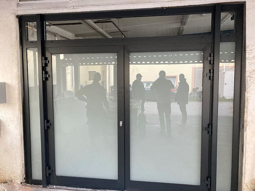 Aluminium Ladentür für Geschäfte & Ladenlokale oder Gewerbe 2-Flügelig mit Seitenteil Links und Rechts und Oberlicht Farbe Anthrazitgrau RAL 7016 Matt Sicherheitsgras mit Matter Folie & drei-teiligen Haustür Bänder beidseitig zu öffnen.