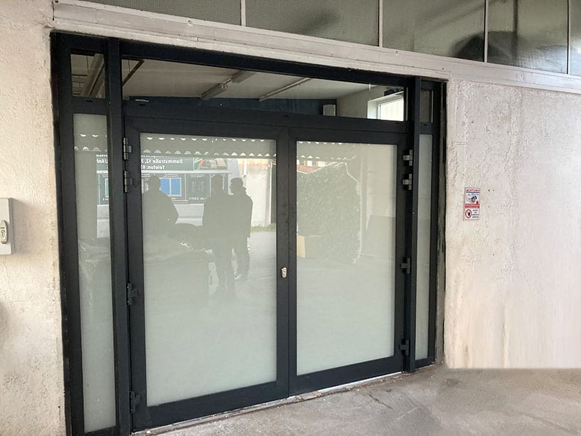 Aluminium Ladentür für Geschäfte & Ladenlokale oder Gewerbe 2-Flügelig mit Seitenteil Links und Rechts und Oberlicht Farbe Anthrazitgrau RAL 7016 Matt Sicherheitsgras mit Matter Folie & drei-teiligen Haustür Bänder beidseitig zu öffnen.